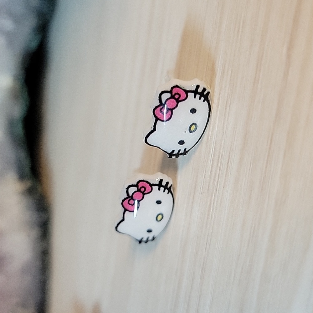 Hello Kitty Stud Earrings, metal free - Picture 2 of 6